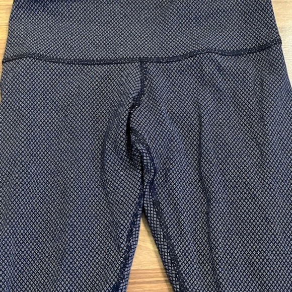 Lululemon leggings Size 2 - Picture 2 of 4